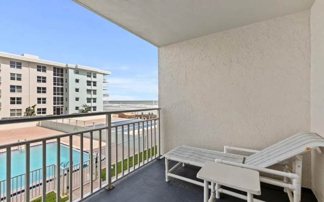 Sea Coast Gardens III 208