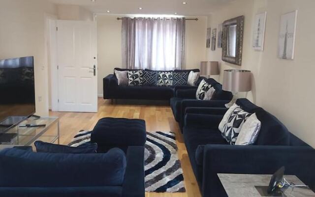 Lovely 3-bed House in Luton