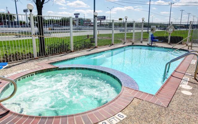 Comfort Inn & Suites Selma near Randolph AFB