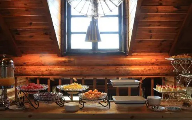 Jiuru Mountain Hongyanrong Wooden Barrel Homestay