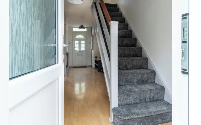 Captivating 3-bed House in London