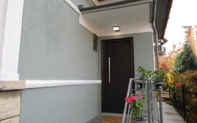 Homey Luxury- entire house, free parking, yard