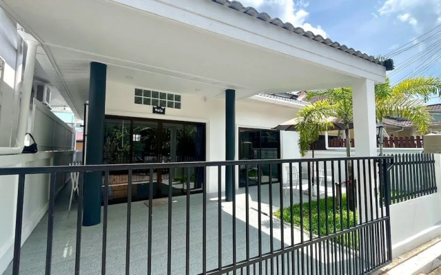 White House With 2br-1bath Near Kathu Water Fall
