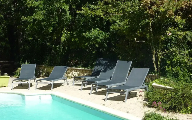 Inviting Villa in Saint Paul Trois Chateaux With Pool