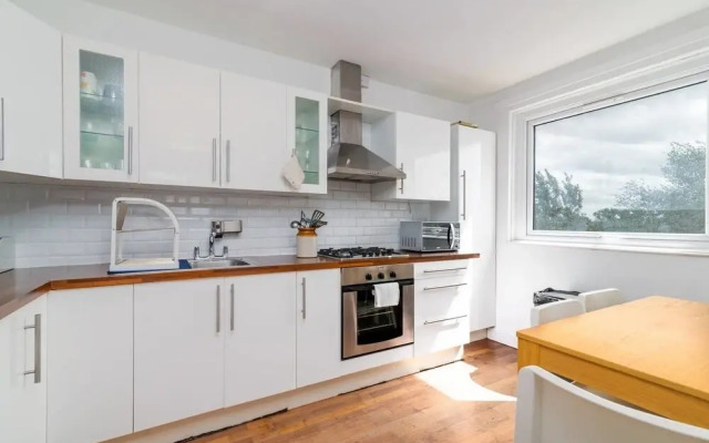 Amazing 2 Bedroom Flat in East London, Fits 5