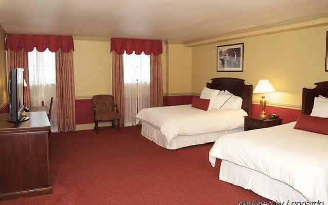 Roberts Riverwalk Urban Resort Hotel