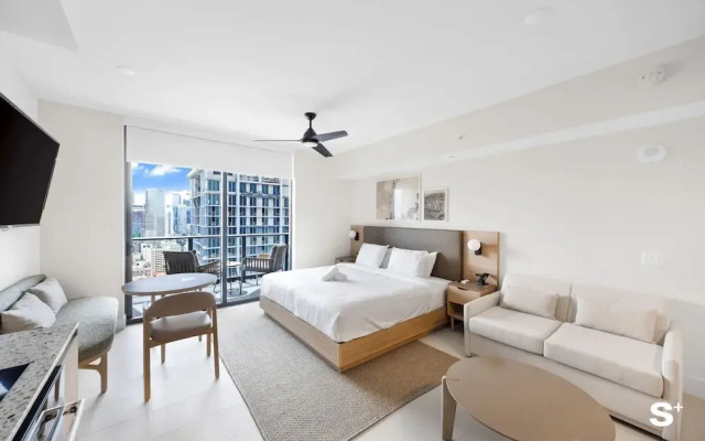 Skyline Chic Downtown Studio Getaway