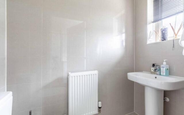 Stylish 4 Bed/2 Bath & Parking - Pinewood/Heathrow