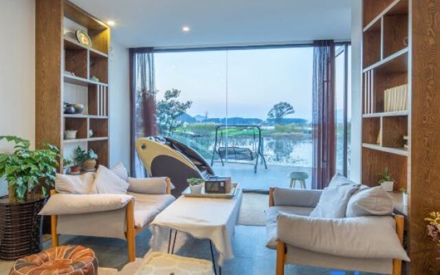 Puyuman Lake View Inn