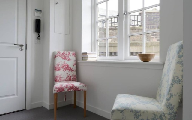 Spacious 2 Bedroom Loft In Converted School