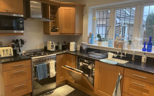Remarkable 3-bed House in Netley Abbey Southampton
