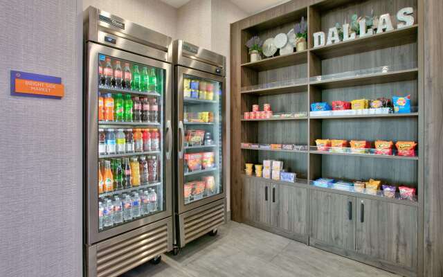 La Quinta Inn & Suites by Wyndham Dallas/Fairpark