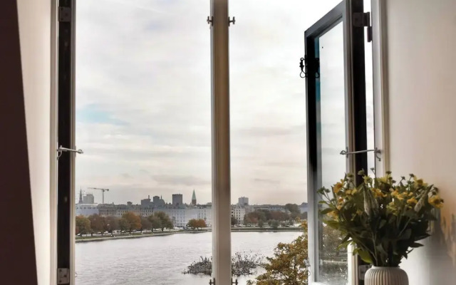 Central Penthouse With Private Rooftop Terrace