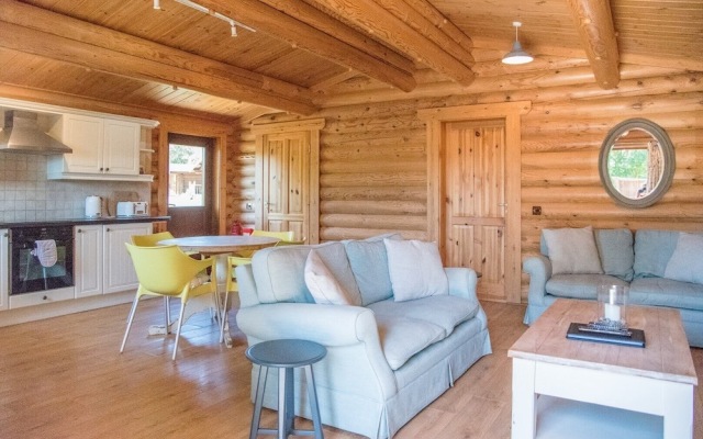 Willow Lodge With Hot Tub, Kingfishers
