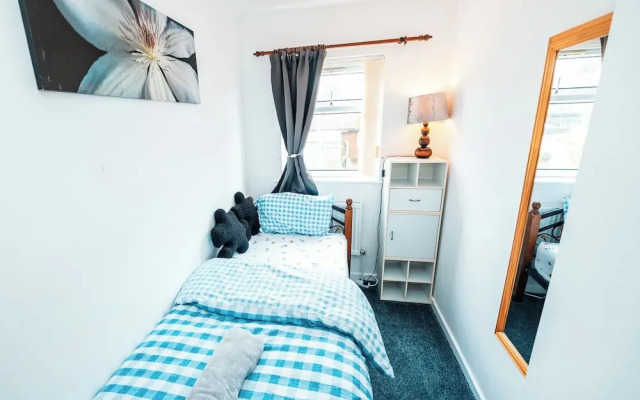 3-bed City Retreat - Sleeps 7, Garden & Parking
