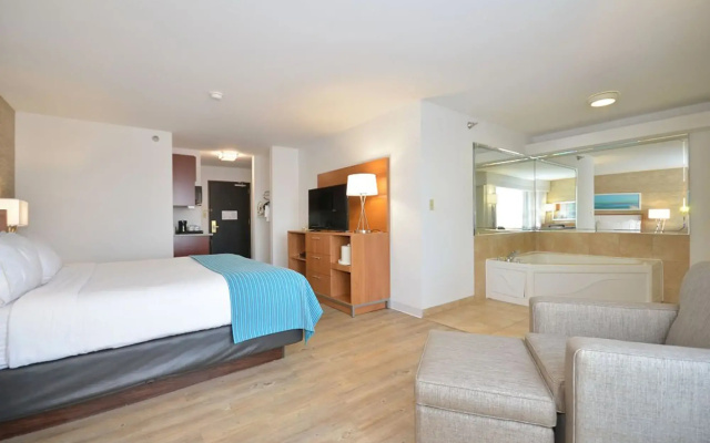 Holiday Inn Express & Suites Farmington by IHG