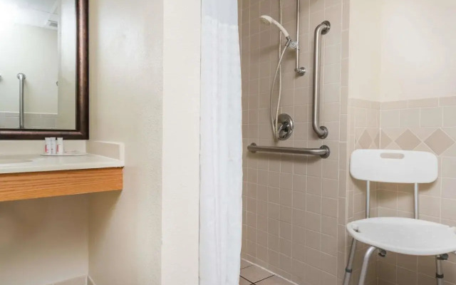 Moose Lake Lodge & Suites