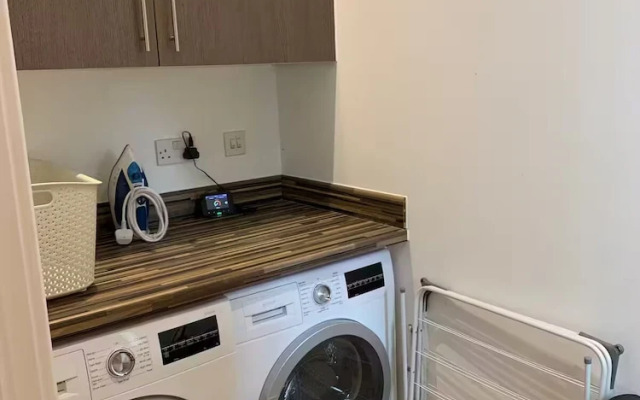 Cotswolds Lakeside Home-Summer Lake