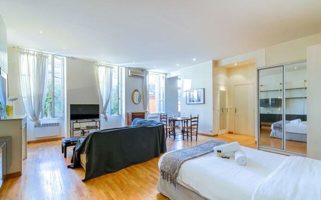 Large Air-conditioned One-room Apartment - Terrace