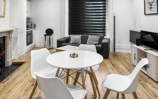 Bright and spacious 1-BDR flat w/ free parking