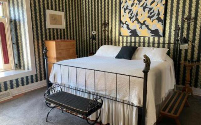 Abe's Spring Street Guest House