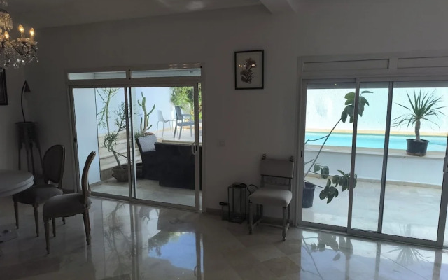 Stylish villa avec parking et piscine