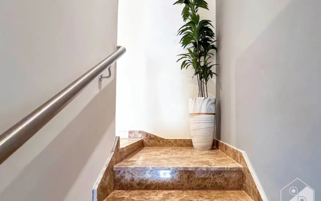 Luxury 1-br Villa in Rukan: Dubai Skyline Views!