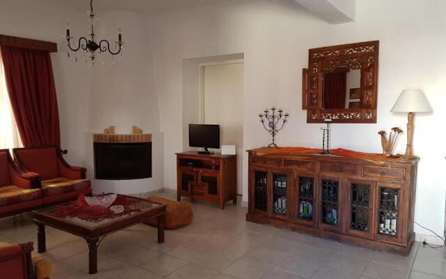 Nineta's House Sea View near the Airport