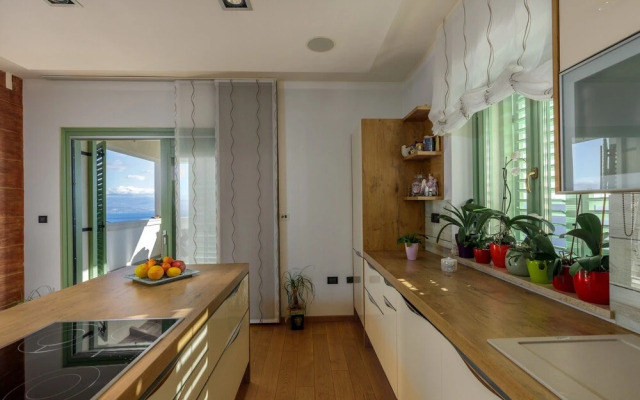 Amazing Pool & Whirlpool Villa Mirna