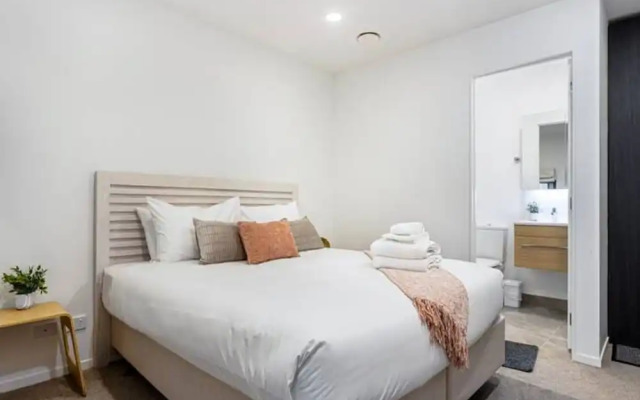 Sunny Retreat In Heart Of Cbd