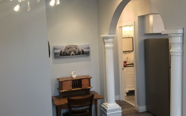 Esther's Place-Carleton Place Downtn Apartment