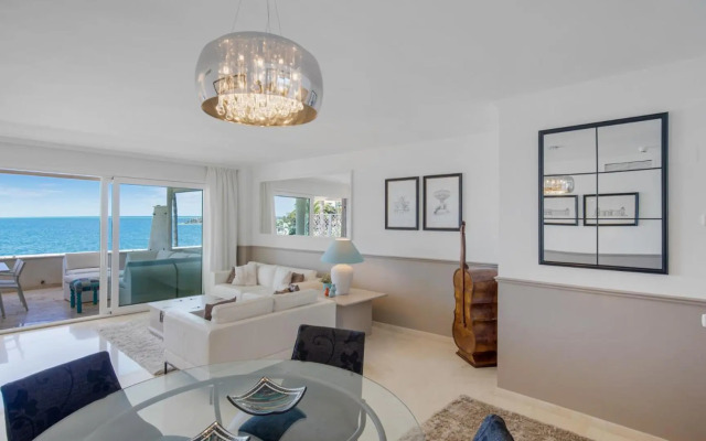 Beach-line apartment with 3 bedrooms in Estepona