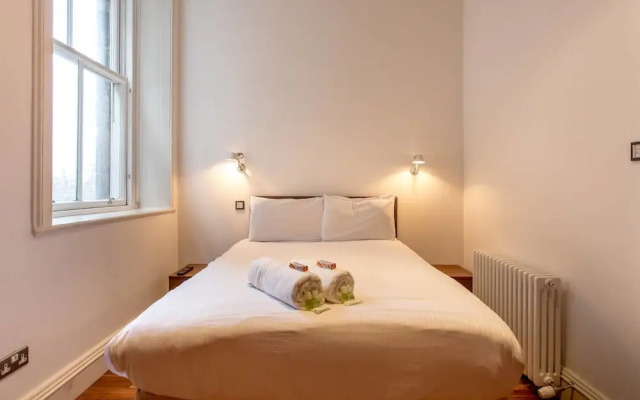 JOIVY Location, Location! North Bank Street Luxury Apt