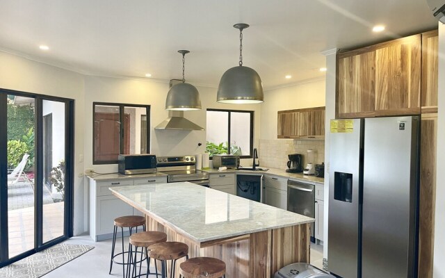 Villa Arenas: Private Pool & Easy Beach Access in Jaco by RedAwning