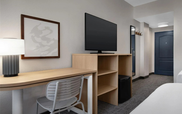 Spark by Hilton Lakewood Denver Southwest