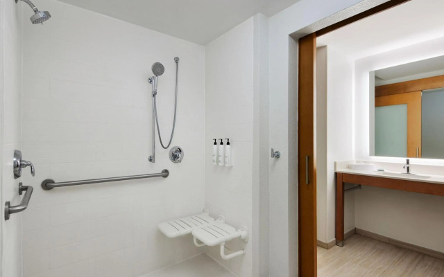 White Pines Inn & Suites