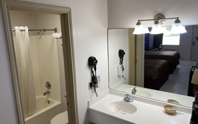 Country Hill Inn and Suites