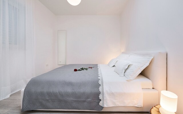 Luxury apartment with private pool Queen Helena