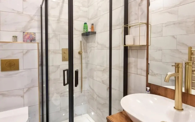 Rustic Ebony Suite With Free Parking