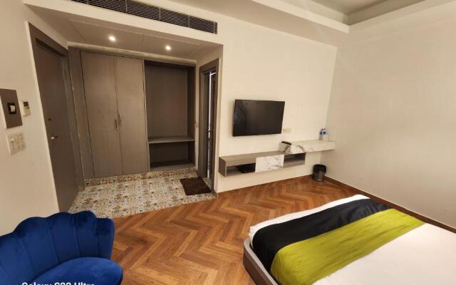 Square 9 Inn - Near Fortis & Huda City Centre