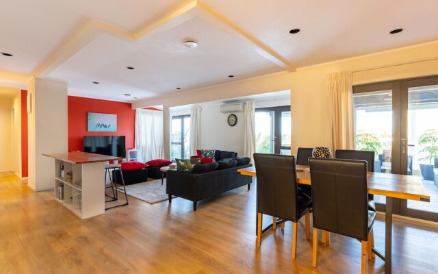 Character 4BR Home - Seaview - Skyline - Hot tub
