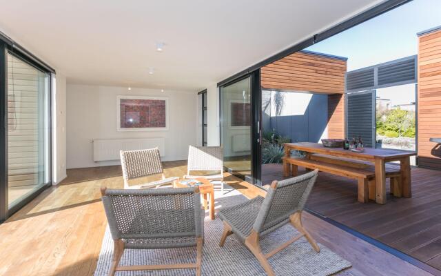 Clutha Place - Sleeps 8 - Lake Views - Balcony