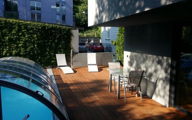Room 5 Apartments