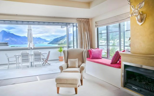 Modern Queenstown Apartment & Great Lake Views