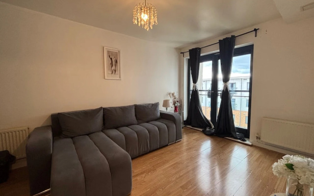Tranquil Riverside Apartment in Grays