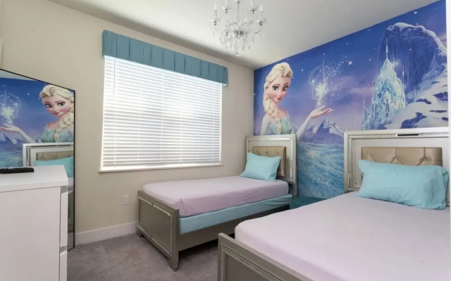 Elegant Townhome Near Themed Parks