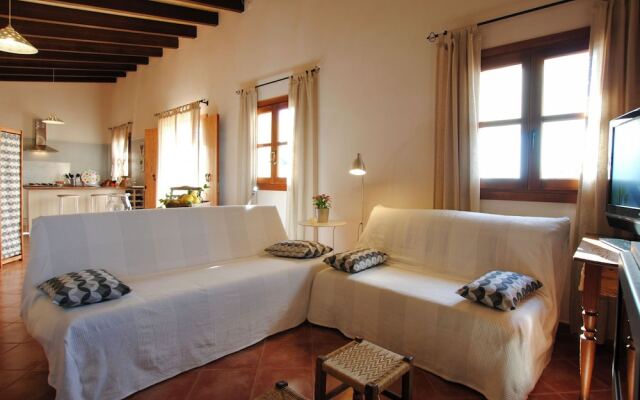 Spacious Cottage Only 6 Minutes From Santa Maria del Camí Centre