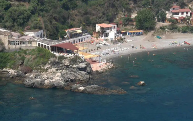 Cirucco Bay Hotel & Camping