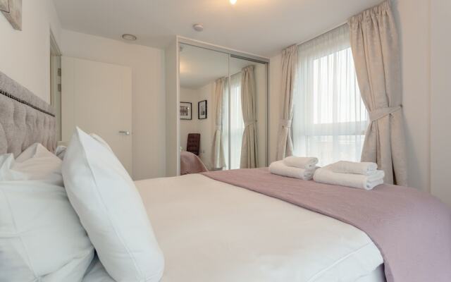 1 Bedroom Flat in Surrey Quays With Balcony