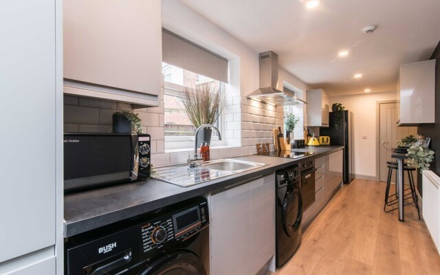 OnPoint - Large 6 Bed House With Parking